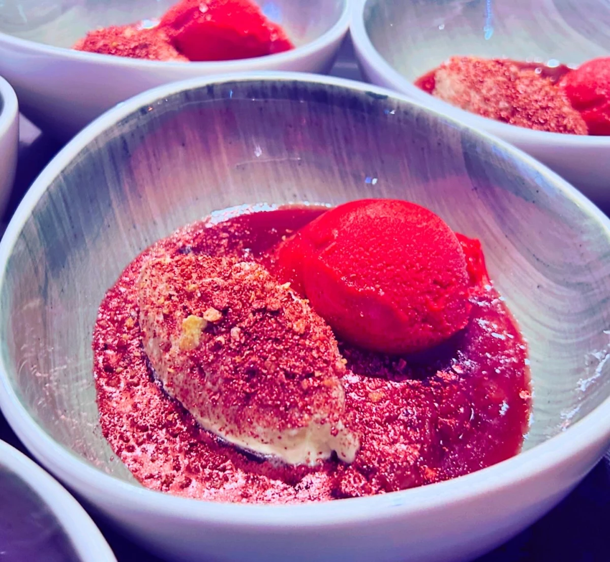 Auch das Dessert passt in den Farbkosmos: Himbeer-Sorbet, Rhabarber-Wodka-Kompott, Erdbeer-Crunch