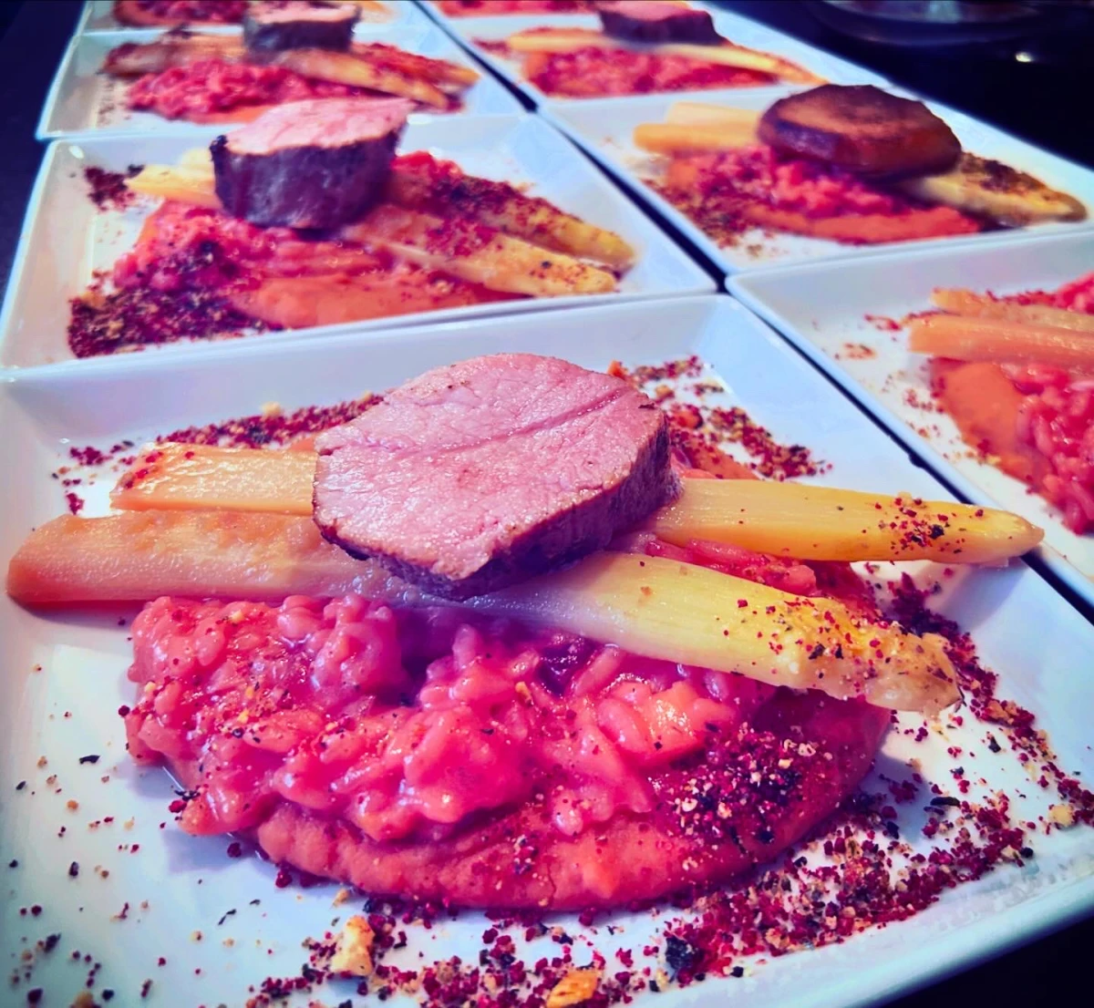 Der Hauptgang im rosa Farbspektrum: Risotto, Kalbsmedaillon, BohnenPü, Rote-Beete-Crunch